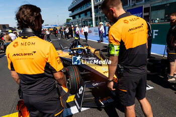 2024-04-14 - 05 HUGHES Jake (gbr), NEOM McLaren Formula E Team, Nissan e-4ORCE 04, grille de depart, starting grid during the 2024 Misano ePrix, 5th meeting of the 2023-24 ABB FIA Formula E World Championship, on the Misano World Circuit Marco Simoncelli from April 11 to 14, 2024 in Misano Adriatico, Italy - 2024 FORMULA E MISANO EPRIX - FORMULA E - MOTORS