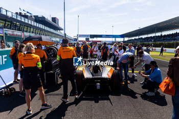 2024-04-14 - 05 HUGHES Jake (gbr), NEOM McLaren Formula E Team, Nissan e-4ORCE 04, grille de depart, starting grid during the 2024 Misano ePrix, 5th meeting of the 2023-24 ABB FIA Formula E World Championship, on the Misano World Circuit Marco Simoncelli from April 11 to 14, 2024 in Misano Adriatico, Italy - 2024 FORMULA E MISANO EPRIX - FORMULA E - MOTORS