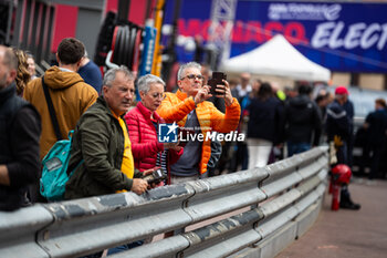 2024-04-25 - Fans during the 2024 Monaco ePrix, 6th meeting of the 2023-24 ABB FIA Formula E World Championship, on the Circuit de Monaco from April 25 to 27, 2024 in Monaco - 2024 FORMULA E MONACO EPRIX - FORMULA E - MOTORS