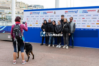 2024-04-26 - Fans during the 2024 Monaco ePrix, 6th meeting of the 2023-24 ABB FIA Formula E World Championship, on the Circuit de Monaco from April 25 to 27, 2024 in Monaco - 2024 FORMULA E MONACO EPRIX - FORMULA E - MOTORS