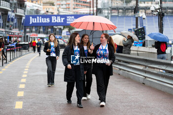2024-04-26 - Girls on track during the 2024 Monaco ePrix, 6th meeting of the 2023-24 ABB FIA Formula E World Championship, on the Circuit de Monaco from April 25 to 27, 2024 in Monaco - 2024 FORMULA E MONACO EPRIX - FORMULA E - MOTORS