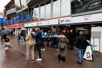 2024-04-26 - Fans in the pitlane, during the 2024 Monaco ePrix, 6th meeting of the 2023-24 ABB FIA Formula E World Championship, on the Circuit de Monaco from April 25 to 27, 2024 in Monaco - 2024 FORMULA E MONACO EPRIX - FORMULA E - MOTORS