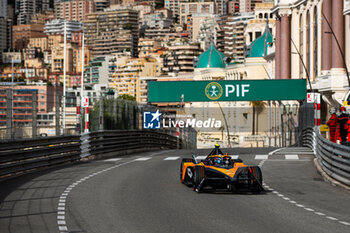 2024-04-27 - 05 HUGHES Jake (gbr), NEOM McLaren Formula E Team, Nissan e-4ORCE 04, action during the 2024 Monaco ePrix, 6th meeting of the 2023-24 ABB FIA Formula E World Championship, on the Circuit de Monaco from April 25 to 27, 2024 in Monaco - 2024 FORMULA E MONACO EPRIX - FORMULA E - MOTORS