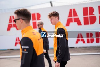 2024-05-10 - BARNARD Taylor (gbr), NEOM McLaren Formula E Team, Nissan e-4ORCE 04, portrait HUGHES Jake (gbr), NEOM McLaren Formula E Team, Nissan e-4ORCE 04, portrait BIRD Sam (gbr), NEOM McLaren Formula E Team, Nissan e-4ORCE 04, portrait during the 2024 Berlin ePrix, 7th meeting of the 2023-24 ABB FIA Formula E World Championship, on the Tempelhof Airport Street Circuit from May 10 to 12, 2024 in Berlin, Germany - 2024 FORMULA E BERLIN EPRIX - FORMULA E - MOTORS