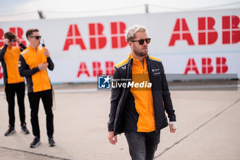 2024-05-10 - BARNARD Taylor (gbr), NEOM McLaren Formula E Team, Nissan e-4ORCE 04, portrait HUGHES Jake (gbr), NEOM McLaren Formula E Team, Nissan e-4ORCE 04, portrait BIRD Sam (gbr), NEOM McLaren Formula E Team, Nissan e-4ORCE 04, portrait during the 2024 Berlin ePrix, 7th meeting of the 2023-24 ABB FIA Formula E World Championship, on the Tempelhof Airport Street Circuit from May 10 to 12, 2024 in Berlin, Germany - 2024 FORMULA E BERLIN EPRIX - FORMULA E - MOTORS