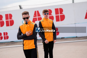 2024-05-10 - HUGHES Jake (gbr), NEOM McLaren Formula E Team, Nissan e-4ORCE 04, portrait BARNARD Taylor (gbr), NEOM McLaren Formula E Team, Nissan e-4ORCE 04, portrait during the 2024 Berlin ePrix, 7th meeting of the 2023-24 ABB FIA Formula E World Championship, on the Tempelhof Airport Street Circuit from May 10 to 12, 2024 in Berlin, Germany - 2024 FORMULA E BERLIN EPRIX - FORMULA E - MOTORS