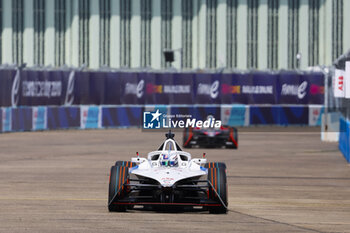 2024-05-10 - 01 DENNIS Jake (gbr), Andretti Global, Porsche 99X Electric, action during the 2024 Berlin ePrix, 7th meeting of the 2023-24 ABB FIA Formula E World Championship, on the Tempelhof Airport Street Circuit from May 10 to 12, 2024 in Berlin, Germany - 2024 FORMULA E BERLIN EPRIX - FORMULA E - MOTORS