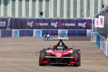 2024-05-10 - 23 FENESTRAZ Sacha (fra), Nissan Formula E Team, Nissan e-4ORCE 04, action during the 2024 Berlin ePrix, 7th meeting of the 2023-24 ABB FIA Formula E World Championship, on the Tempelhof Airport Street Circuit from May 10 to 12, 2024 in Berlin, Germany - 2024 FORMULA E BERLIN EPRIX - FORMULA E - MOTORS