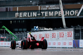 2024-05-10 - 22 ROWLAND Oliver (gbr), Nissan Formula E Team, Nissan e-4ORCE 04, action during the 2024 Berlin ePrix, 7th meeting of the 2023-24 ABB FIA Formula E World Championship, on the Tempelhof Airport Street Circuit from May 10 to 12, 2024 in Berlin, Germany - 2024 FORMULA E BERLIN EPRIX - FORMULA E - MOTORS