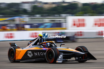 2024-05-10 - 05 HUGHES Jake (gbr), NEOM McLaren Formula E Team, Nissan e-4ORCE 04, action during the 2024 Berlin ePrix, 7th meeting of the 2023-24 ABB FIA Formula E World Championship, on the Tempelhof Airport Street Circuit from May 10 to 12, 2024 in Berlin, Germany - 2024 FORMULA E BERLIN EPRIX - FORMULA E - MOTORS