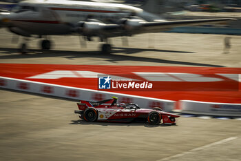 2024-05-10 - 22 ROWLAND Oliver (gbr), Nissan Formula E Team, Nissan e-4ORCE 04, action during the 2024 Berlin ePrix, 7th meeting of the 2023-24 ABB FIA Formula E World Championship, on the Tempelhof Airport Street Circuit from May 10 to 12, 2024 in Berlin, Germany - 2024 FORMULA E BERLIN EPRIX - FORMULA E - MOTORS