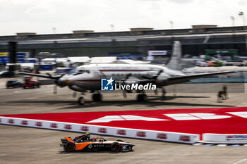 2024-05-10 - 05 HUGHES Jake (gbr), NEOM McLaren Formula E Team, Nissan e-4ORCE 04, action during the 2024 Berlin ePrix, 7th meeting of the 2023-24 ABB FIA Formula E World Championship, on the Tempelhof Airport Street Circuit from May 10 to 12, 2024 in Berlin, Germany - 2024 FORMULA E BERLIN EPRIX - FORMULA E - MOTORS