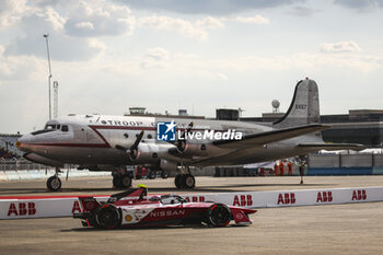 2024-05-10 - 22 ROWLAND Oliver (gbr), Nissan Formula E Team, Nissan e-4ORCE 04, action during the 2024 Berlin ePrix, 7th meeting of the 2023-24 ABB FIA Formula E World Championship, on the Tempelhof Airport Street Circuit from May 10 to 12, 2024 in Berlin, Germany - 2024 FORMULA E BERLIN EPRIX - FORMULA E - MOTORS