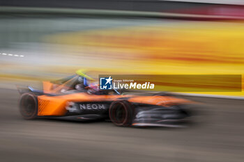 2024-05-10 - 05 HUGHES Jake (gbr), NEOM McLaren Formula E Team, Nissan e-4ORCE 04, action during the 2024 Berlin ePrix, 7th meeting of the 2023-24 ABB FIA Formula E World Championship, on the Tempelhof Airport Street Circuit from May 10 to 12, 2024 in Berlin, Germany - 2024 FORMULA E BERLIN EPRIX - FORMULA E - MOTORS