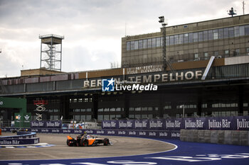 2024-05-10 - 05 HUGHES Jake (gbr), NEOM McLaren Formula E Team, Nissan e-4ORCE 04, action during the 2024 Berlin ePrix, 7th meeting of the 2023-24 ABB FIA Formula E World Championship, on the Tempelhof Airport Street Circuit from May 10 to 12, 2024 in Berlin, Germany - 2024 FORMULA E BERLIN EPRIX - FORMULA E - MOTORS