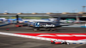 2024-05-12 - 01 DENNIS Jake (gbr), Andretti Global, Porsche 99X Electric, action during the 2024 Berlin ePrix, 7th meeting of the 2023-24 ABB FIA Formula E World Championship, on the Tempelhof Airport Street Circuit from May 10 to 12, 2024 in Berlin, Germany - 2024 FORMULA E BERLIN EPRIX - FORMULA E - MOTORS