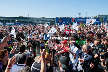 2024-05-12 - DA COSTA Antonio Felix (prt), TAG HEUER Porsche Formula E Team, Porsche 99X Electric, portrait fans, supporters, public, spectators foule, crowd at the podium during the 2024 Berlin ePrix, 7th meeting of the 2023-24 ABB FIA Formula E World Championship, on the Tempelhof Airport Street Circuit from May 10 to 12, 2024 in Berlin, Germany - 2024 FORMULA E BERLIN EPRIX - FORMULA E - MOTORS