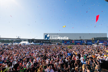 2024-05-12 - foule, crowd fans, supporters, public, spectators at the podium during the 2024 Berlin ePrix, 7th meeting of the 2023-24 ABB FIA Formula E World Championship, on the Tempelhof Airport Street Circuit from May 10 to 12, 2024 in Berlin, Germany - 2024 FORMULA E BERLIN EPRIX - FORMULA E - MOTORS