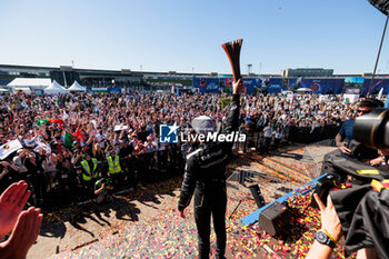 2024-05-12 - DA COSTA Antonio Felix (prt), TAG HEUER Porsche Formula E Team, Porsche 99X Electric, portrait fans, supporters, public, spectators foule, crowd at the podium during the 2024 Berlin ePrix, 7th meeting of the 2023-24 ABB FIA Formula E World Championship, on the Tempelhof Airport Street Circuit from May 10 to 12, 2024 in Berlin, Germany - 2024 FORMULA E BERLIN EPRIX - FORMULA E - MOTORS