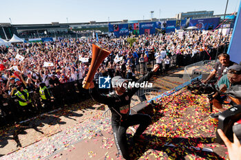 2024-05-12 - DA COSTA Antonio Felix (prt), TAG HEUER Porsche Formula E Team, Porsche 99X Electric, portrait fans, supporters, public, spectators foule, crowd at the podium during the 2024 Berlin ePrix, 7th meeting of the 2023-24 ABB FIA Formula E World Championship, on the Tempelhof Airport Street Circuit from May 10 to 12, 2024 in Berlin, Germany - 2024 FORMULA E BERLIN EPRIX - FORMULA E - MOTORS