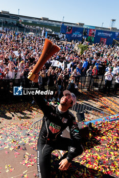 2024-05-12 - DA COSTA Antonio Felix (prt), TAG HEUER Porsche Formula E Team, Porsche 99X Electric, portrait fans, supporters, public, spectators foule, crowd at the podium during the 2024 Berlin ePrix, 7th meeting of the 2023-24 ABB FIA Formula E World Championship, on the Tempelhof Airport Street Circuit from May 10 to 12, 2024 in Berlin, Germany - 2024 FORMULA E BERLIN EPRIX - FORMULA E - MOTORS