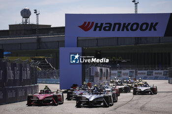 2024-05-12 - 22 ROWLAND Oliver (gbr), Nissan Formula E Team, Nissan e-4ORCE 04, action and 37 CASSIDY Nick (nzl), Jaguar TCS Racing, Jaguar I-Type 6, action during the 2024 Berlin ePrix, 7th meeting of the 2023-24 ABB FIA Formula E World Championship, on the Tempelhof Airport Street Circuit from May 10 to 12, 2024 in Berlin, Germany - 2024 FORMULA E BERLIN EPRIX - FORMULA E - MOTORS