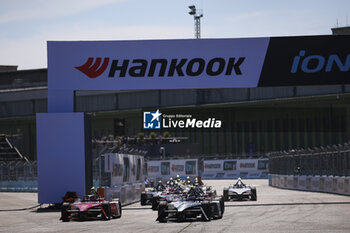 2024-05-12 - 22 ROWLAND Oliver (gbr), Nissan Formula E Team, Nissan e-4ORCE 04, action and 37 CASSIDY Nick (nzl), Jaguar TCS Racing, Jaguar I-Type 6, action during the 2024 Berlin ePrix, 7th meeting of the 2023-24 ABB FIA Formula E World Championship, on the Tempelhof Airport Street Circuit from May 10 to 12, 2024 in Berlin, Germany - 2024 FORMULA E BERLIN EPRIX - FORMULA E - MOTORS