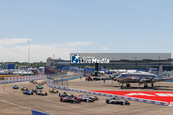 2024-05-12 - 37 CASSIDY Nick (nzl), Jaguar TCS Racing, Jaguar I-Type 6, 94 WEHRLEIN Pascal (ger), TAG HEUER Porsche Formula E Team, Porsche 99X Electric, 01 DENNIS Jake (gbr), Andretti Global, Porsche 99X Electric, 17 NATO Norman (fra), Andretti Global, Porsche 99X Electric, action depart, start during the 2024 Berlin ePrix, 7th meeting of the 2023-24 ABB FIA Formula E World Championship, on the Tempelhof Airport Street Circuit from May 10 to 12, 2024 in Berlin, Germany - 2024 FORMULA E BERLIN EPRIX - FORMULA E - MOTORS