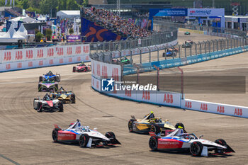 2024-05-12 - 01 DENNIS Jake (gbr), Andretti Global, Porsche 99X Electric, 17 NATO Norman (fra), Andretti Global, Porsche 99X Electric, action during the 2024 Berlin ePrix, 7th meeting of the 2023-24 ABB FIA Formula E World Championship, on the Tempelhof Airport Street Circuit from May 10 to 12, 2024 in Berlin, Germany - 2024 FORMULA E BERLIN EPRIX - FORMULA E - MOTORS