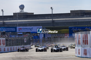 2024-05-12 - 37 CASSIDY Nick (nzl), Jaguar TCS Racing, Jaguar I-Type 6, action 01 DENNIS Jake (gbr), Andretti Global, Porsche 99X Electric, action 94 WEHRLEIN Pascal (ger), TAG HEUER Porsche Formula E Team, Porsche 99X Electric, actionStart race 2 during the 2024 Berlin ePrix, 7th meeting of the 2023-24 ABB FIA Formula E World Championship, on the Tempelhof Airport Street Circuit from May 10 to 12, 2024 in Berlin, Germany - 2024 FORMULA E BERLIN EPRIX - FORMULA E - MOTORS