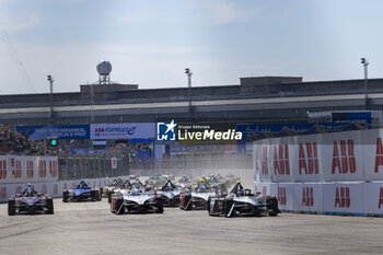 2024-05-12 - 37 CASSIDY Nick (nzl), Jaguar TCS Racing, Jaguar I-Type 6, action 01 DENNIS Jake (gbr), Andretti Global, Porsche 99X Electric, action 94 WEHRLEIN Pascal (ger), TAG HEUER Porsche Formula E Team, Porsche 99X Electric, actionStart race 2 during the 2024 Berlin ePrix, 7th meeting of the 2023-24 ABB FIA Formula E World Championship, on the Tempelhof Airport Street Circuit from May 10 to 12, 2024 in Berlin, Germany - 2024 FORMULA E BERLIN EPRIX - FORMULA E - MOTORS