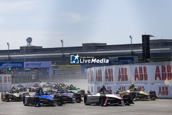 2024-05-12 - 48 MORTARA Edoardo (swi), Mahindra Racing, Mahindra M9Electro, action 02 VANDOORNE Stoffel (bel), DS Penske, DS E-Tense FE23, action 07 GUNTHER Maximilian (ger), Maserati MSG Racing, Maserati Tipo Folgore, action during the 2024 Berlin ePrix, 7th meeting of the 2023-24 ABB FIA Formula E World Championship, on the Tempelhof Airport Street Circuit from May 10 to 12, 2024 in Berlin, Germany - 2024 FORMULA E BERLIN EPRIX - FORMULA E - MOTORS