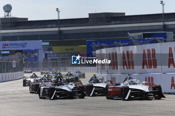 2024-05-12 - 01 DENNIS Jake (gbr), Andretti Global, Porsche 99X Electric, action during the 2024 Berlin ePrix, 7th meeting of the 2023-24 ABB FIA Formula E World Championship, on the Tempelhof Airport Street Circuit from May 10 to 12, 2024 in Berlin, Germany - 2024 FORMULA E BERLIN EPRIX - FORMULA E - MOTORS