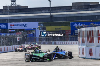 2024-05-12 - 04 ARON Paul (est), Envision Racing, Jaguar I-Type 6, action 18 DARUVALA Jehan (ind), Maserati MSG Racing, Maserati Tipo Folgore, action during the 2024 Berlin ePrix, 7th meeting of the 2023-24 ABB FIA Formula E World Championship, on the Tempelhof Airport Street Circuit from May 10 to 12, 2024 in Berlin, Germany - 2024 FORMULA E BERLIN EPRIX - FORMULA E - MOTORS