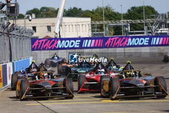 2024-05-12 - 25 VERGNE Jean-Eric (fra), DS Penske, DS E-Tense FE23, action 02 VANDOORNE Stoffel (bel), DS Penske, DS E-Tense FE23, action during the 2024 Berlin ePrix, 7th meeting of the 2023-24 ABB FIA Formula E World Championship, on the Tempelhof Airport Street Circuit from May 10 to 12, 2024 in Berlin, Germany - 2024 FORMULA E BERLIN EPRIX - FORMULA E - MOTORS