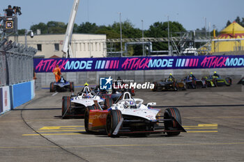 2024-05-12 - 01 DENNIS Jake (gbr), Andretti Global, Porsche 99X Electric, action during the 2024 Berlin ePrix, 7th meeting of the 2023-24 ABB FIA Formula E World Championship, on the Tempelhof Airport Street Circuit from May 10 to 12, 2024 in Berlin, Germany - 2024 FORMULA E BERLIN EPRIX - FORMULA E - MOTORS