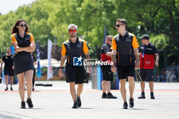 2024-05-24 - BIRD Sam (gbr), NEOM McLaren Formula E Team, Nissan e-4ORCE 04, portrait during the 2024 Shanghai ePrix, 8th meeting of the 2023-24 ABB FIA Formula E World Championship, on the Shanghai International Circuit from May 24 to 26, 2024 in Shanghai, China - 2024 FORMULA E SHANGHAI EPRIX - FORMULA E - MOTORS