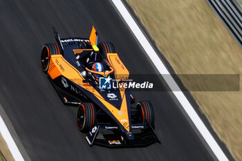 2024-05-24 - 05 HUGHES Jake (gbr), NEOM McLaren Formula E Team, Nissan e-4ORCE 04, action during the 2024 Shanghai ePrix, 8th meeting of the 2023-24 ABB FIA Formula E World Championship, on the Shanghai International Circuit from May 24 to 26, 2024 in Shanghai, China - 2024 FORMULA E SHANGHAI EPRIX - FORMULA E - MOTORS