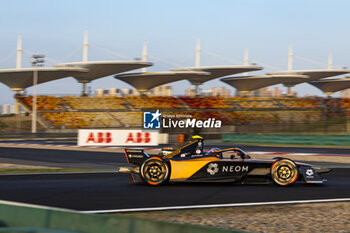 2024-05-24 - 05 HUGHES Jake (gbr), NEOM McLaren Formula E Team, Nissan e-4ORCE 04, action during the 2024 Shanghai ePrix, 8th meeting of the 2023-24 ABB FIA Formula E World Championship, on the Shanghai International Circuit from May 24 to 26, 2024 in Shanghai, China - 2024 FORMULA E SHANGHAI EPRIX - FORMULA E - MOTORS