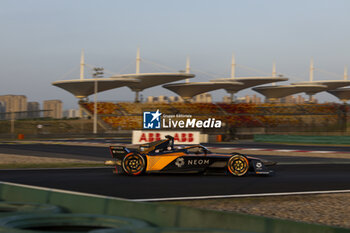 2024-05-24 - 08 BIRD Sam (gbr), NEOM McLaren Formula E Team, Nissan e-4ORCE 04, action during the 2024 Shanghai ePrix, 8th meeting of the 2023-24 ABB FIA Formula E World Championship, on the Shanghai International Circuit from May 24 to 26, 2024 in Shanghai, China - 2024 FORMULA E SHANGHAI EPRIX - FORMULA E - MOTORS