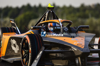 2024-05-24 - 05 HUGHES Jake (gbr), NEOM McLaren Formula E Team, Nissan e-4ORCE 04, action during the 2024 Shanghai ePrix, 8th meeting of the 2023-24 ABB FIA Formula E World Championship, on the Shanghai International Circuit from May 24 to 26, 2024 in Shanghai, China - 2024 FORMULA E SHANGHAI EPRIX - FORMULA E - MOTORS