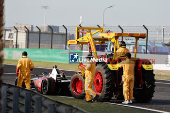 2024-05-24 - 94 WEHRLEIN Pascal (ger), TAG HEUER Porsche Formula E Team, Porsche 99X Electric, action, commissaire, marshall, during the 2024 Shanghai ePrix, 8th meeting of the 2023-24 ABB FIA Formula E World Championship, on the Shanghai International Circuit from May 24 to 26, 2024 in Shanghai, China - 2024 FORMULA E SHANGHAI EPRIX - FORMULA E - MOTORS