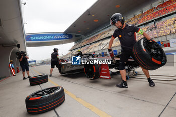 2024-05-25 - 48 MORTARA Edoardo (swi), Mahindra Racing, Mahindra M9Electro, pitlane,hankook, tyre, tire during the 2024 Shanghai ePrix, 8th meeting of the 2023-24 ABB FIA Formula E World Championship, on the Shanghai International Circuit from May 24 to 26, 2024 in Shanghai, China - 2024 FORMULA E SHANGHAI EPRIX - FORMULA E - MOTORS