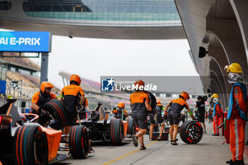 2024-05-25 - 08 BIRD Sam (gbr), NEOM McLaren Formula E Team, Nissan e-4ORCE 04, action, pitlane, during the 2024 Shanghai ePrix, 8th meeting of the 2023-24 ABB FIA Formula E World Championship, on the Shanghai International Circuit from May 24 to 26, 2024 in Shanghai, China - 2024 FORMULA E SHANGHAI EPRIX - FORMULA E - MOTORS