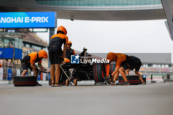 2024-05-25 - 05 HUGHES Jake (gbr), NEOM McLaren Formula E Team, Nissan e-4ORCE 04, action, pitlane, during the 2024 Shanghai ePrix, 8th meeting of the 2023-24 ABB FIA Formula E World Championship, on the Shanghai International Circuit from May 24 to 26, 2024 in Shanghai, China - 2024 FORMULA E SHANGHAI EPRIX - FORMULA E - MOTORS