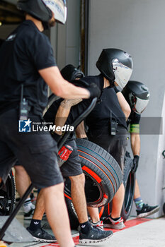 2024-05-25 - mecaniciens, mechanics, during the 2024 Shanghai ePrix, 8th meeting of the 2023-24 ABB FIA Formula E World Championship, on the Shanghai International Circuit from May 24 to 26, 2024 in Shanghai, China - 2024 FORMULA E SHANGHAI EPRIX - FORMULA E - MOTORS