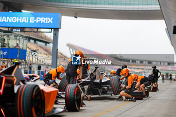 2024-05-25 - 08 BIRD Sam (gbr), NEOM McLaren Formula E Team, Nissan e-4ORCE 04, action, pitlane, during the 2024 Shanghai ePrix, 8th meeting of the 2023-24 ABB FIA Formula E World Championship, on the Shanghai International Circuit from May 24 to 26, 2024 in Shanghai, China - 2024 FORMULA E SHANGHAI EPRIX - FORMULA E - MOTORS