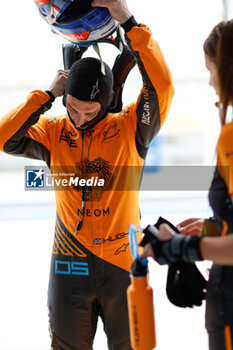 2024-05-25 - HUGHES Jake (gbr), NEOM McLaren Formula E Team, Nissan e-4ORCE 04, portrait during the 2024 Shanghai ePrix, 8th meeting of the 2023-24 ABB FIA Formula E World Championship, on the Shanghai International Circuit from May 24 to 26, 2024 in Shanghai, China - 2024 FORMULA E SHANGHAI EPRIX - FORMULA E - MOTORS