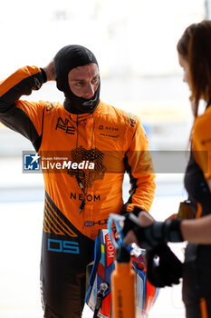 2024-05-25 - HUGHES Jake (gbr), NEOM McLaren Formula E Team, Nissan e-4ORCE 04, portrait during the 2024 Shanghai ePrix, 8th meeting of the 2023-24 ABB FIA Formula E World Championship, on the Shanghai International Circuit from May 24 to 26, 2024 in Shanghai, China - 2024 FORMULA E SHANGHAI EPRIX - FORMULA E - MOTORS