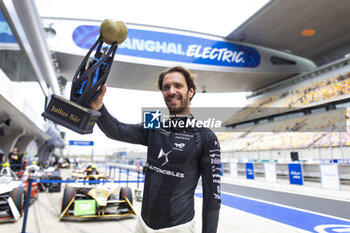 2024-05-25 - VERGNE Jean-Eric (fra), DS Penske, DS E-Tense FE23, portrait celebrating his pole position during the 2024 Shanghai ePrix, 8th meeting of the 2023-24 ABB FIA Formula E World Championship, on the Shanghai International Circuit from May 24 to 26, 2024 in Shanghai, China - 2024 FORMULA E SHANGHAI EPRIX - FORMULA E - MOTORS